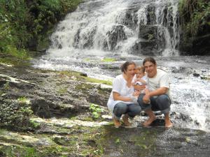 Batizado de seu filho Airumã, junto de sua esposa, na cachoeira do sítio da família.